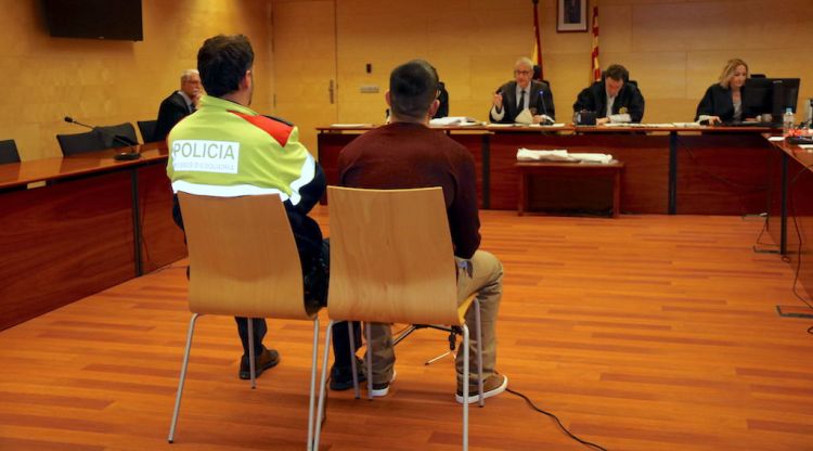 L'acusat d'intentar assassinar el company al pis de Blanes durant el judici a Girona. ACN