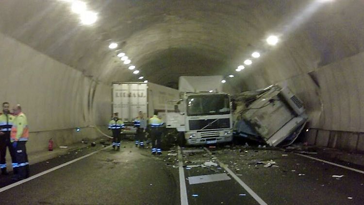 Interior del túnel amb els vehicles atrapats © ACN