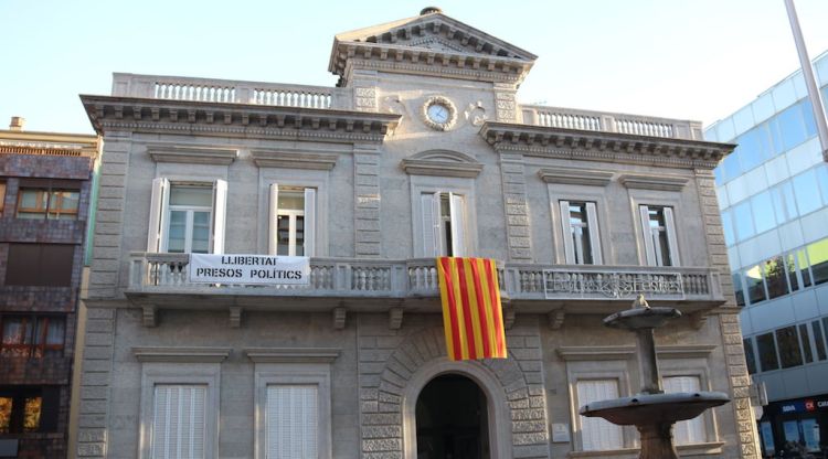 La façana de l'Ajuntament de Banyoles amb la pancarta de 'Llibertats presos polítics'. ACN