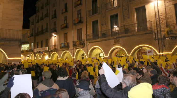 Els concentrats aixecant les cartolines a la Plaça del Vi. ACN