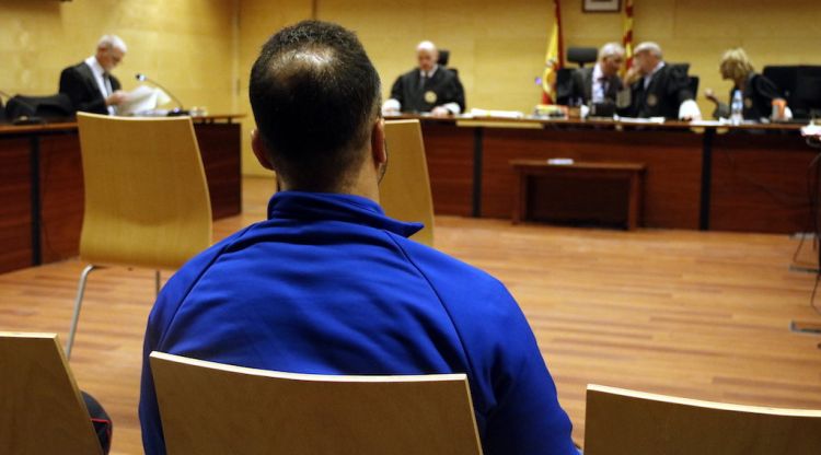 L'acusat d'intentar cremar viva la seva dona embarassada a Salt, avui a l'Audiència de Girona. ACN
