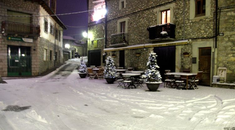 Una terrassa d'un bar de Bellver de Cerdanya, aquesta tarda. ACN