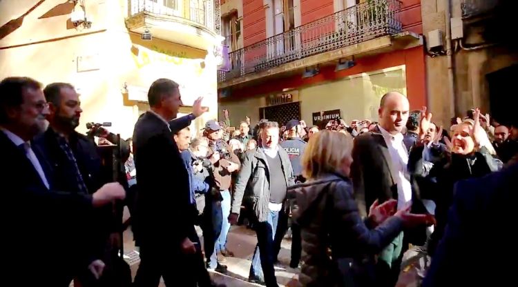 Rajoy sortint del Museu del Joguet davant un minúscul nombre de votants del PP