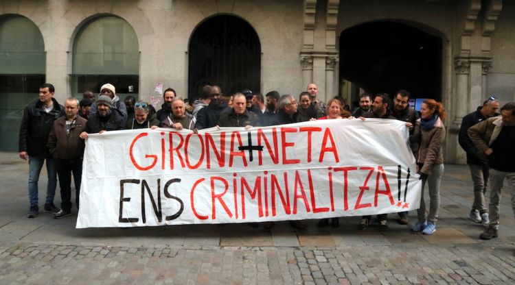 La quarantena de treballadors de Girona+Neta que s'han concentrat a la Plaça del Vi. ACN