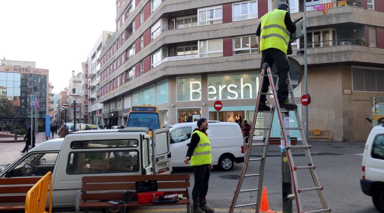 Operaris durant el procés d'instal·lació del sensor sonomètric a l'Eixample de Girona. ACN