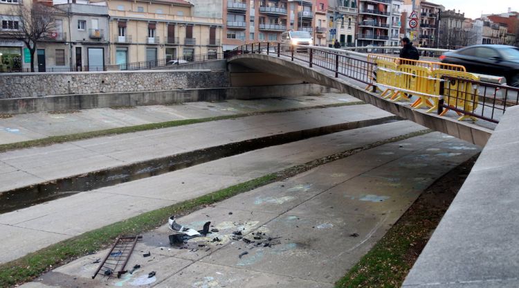 El pont de l'Areny de Girona amb part de la tanca destrossada i les restes del cotxe. ACN