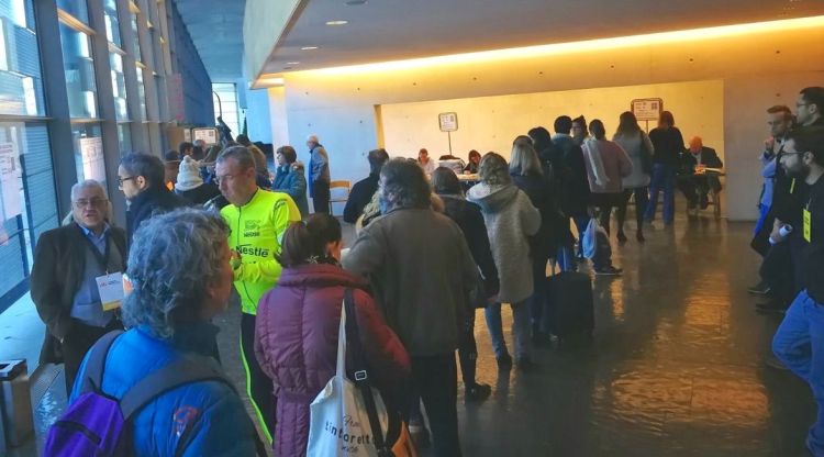 Cues per votar a l'Auditori de Girona. Dolors-Lola