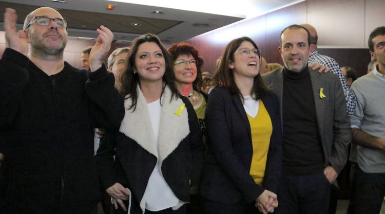 La cap de llista de JxCat, Gemma Geis -segona per la dreta- amb la dona de Carles Puigdemont, Marcela Topor, celebrant la victòria. ACN