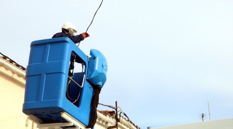 Un tècnic d'Endesa supervisant una línia elèctrica al carrer Major del barri del Culubret de Figueres. ACN