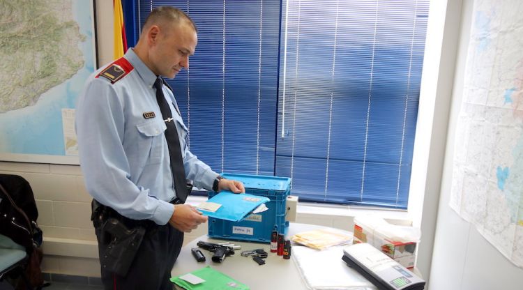 El cap de l'ABP de la Bisbal, l'inspector David Puertas, ensenya un dels sobres amb la droga. ACN