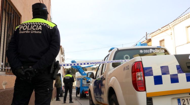 Un agent de la Guàrdia Urbana de Figueres i un vehicle policial tancant l'accés al carrer Major del barri del Culubret (arxiu). ACN