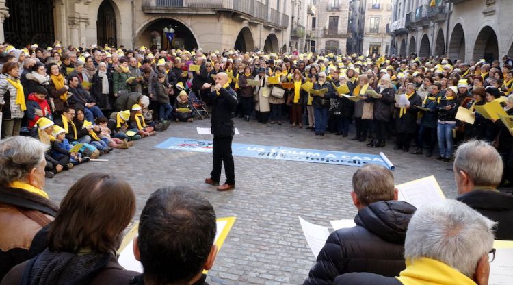 Més de 500 persones han participat a la cantada de nadales 'Un cant a la llibertat' a Girona. ACN