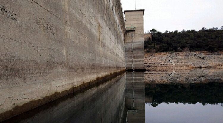 Pla general d'un pont de l'embassament de Darnius Boadella