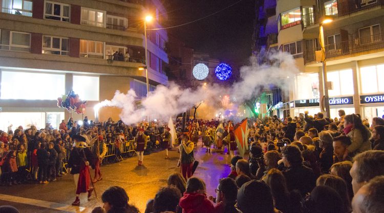 Patges de la cavalcada dels Reis Mags de Girona animant els assistents l'any passat. ACN