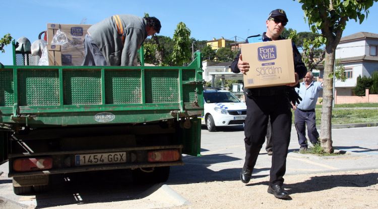 El camió de la brigada carregat de garrafes d'aigua per als veïns de Residencial Park (arxiu). ACN