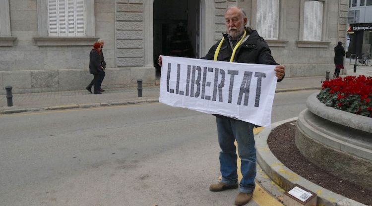 En Josep, veí de Porqueres, que avui ha iniciat un acte reivindicatiu per demanar l"alliberament dels presos polítics". ACN