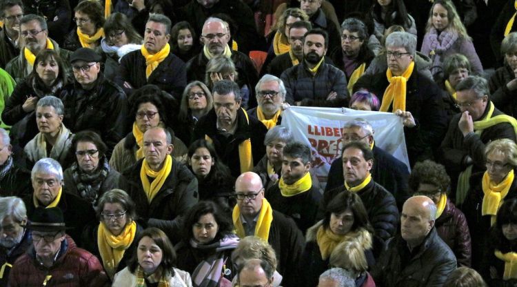 Un grup dels manifestants avui a la Plaça del Vi de Girona. ACN