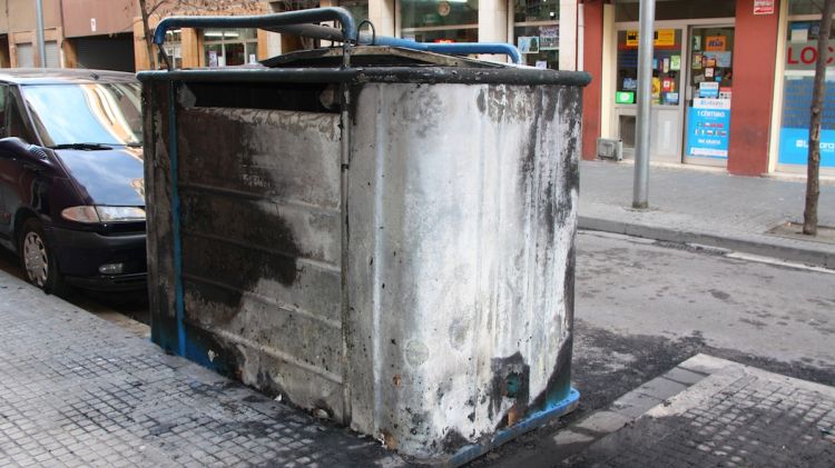 El contenidor cremat està situat al carrer Torres i Bages, al centre del municipi © ACN