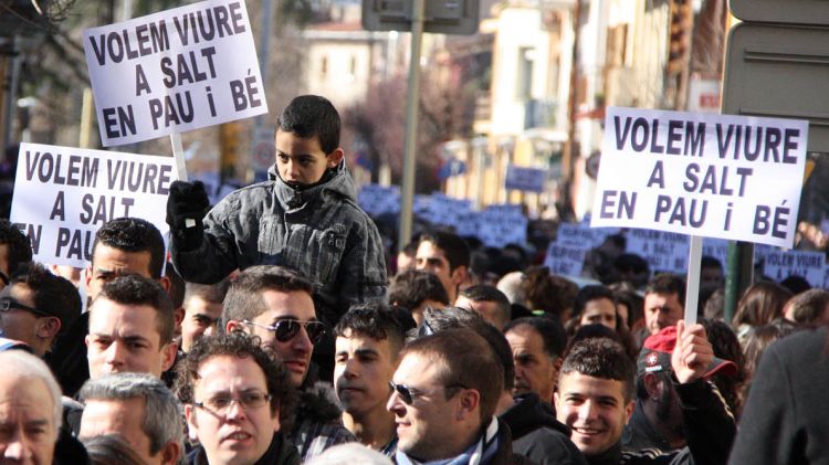 Els veïns de Salt manifestant-se per la pau (arxiu)