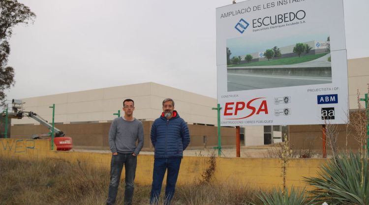 Jordi (esquerra) i Josep Maria Escubedo amb el cartell de l'ampliació a Riudellots de la Creu. ACN