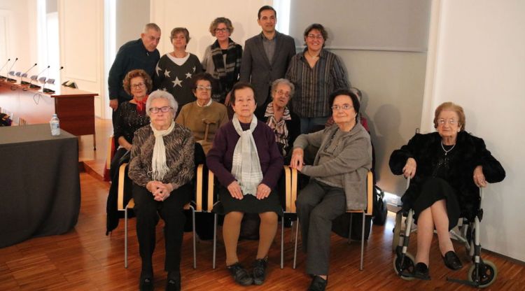 Algunes de les àvies que han participat en el documental amb l'alcalde de Sant Feliu de Guíxols i la directora. ACN