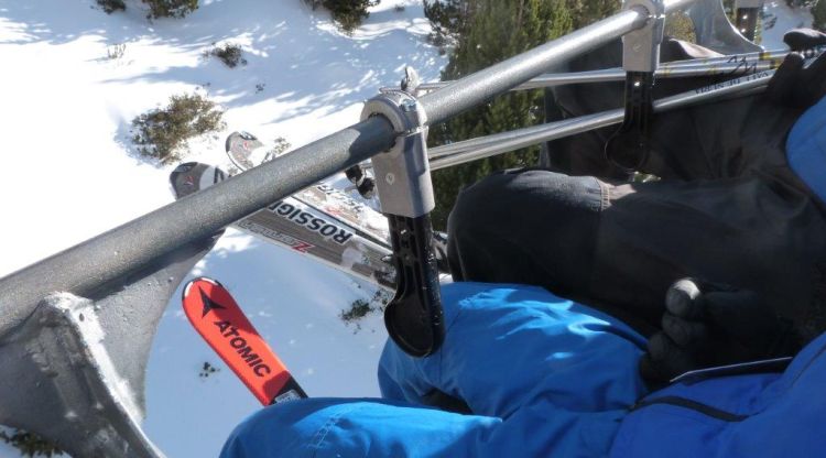 Pla de detall del nou sistema de subjecció infantil instal·lat a les estacions d'esquí del Grup FGC