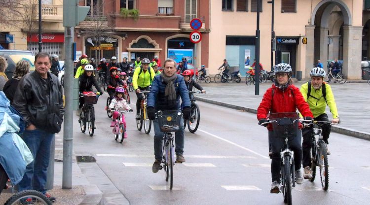 Cicliestes circulant avui pel carrer aprofitant la pedalada de Reis. ACN