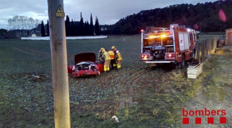 El vehicle accidentat assistit pels Bombers