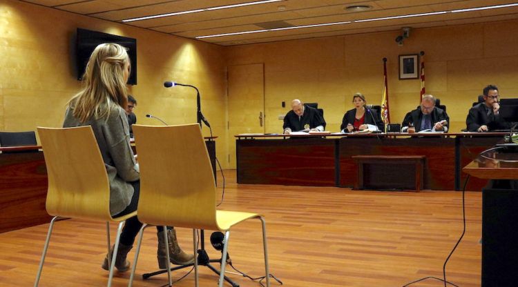 Laura Serra durant el judici a l'Audiència de Girona. ACN