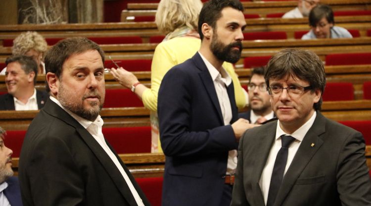 Carles Puigdemont i Roger Torrent al fons. ACN