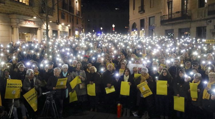 La plaça del Vi de Girona durant la concentració de repulsa contra els tres mesos d'empresonament dels 'Jordis'. ACN