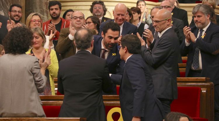 El nou president del Parlament, Roger Torrent, rebent les felicitacions dels diputats del seu grup després de ser escollit. ACN