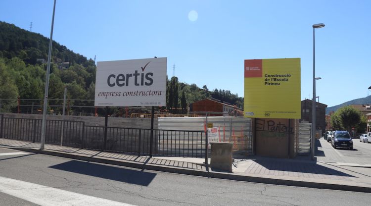 Els cartells de la construcció de la nova escola Pirineu de Campdevànol (Ripollès). ACN