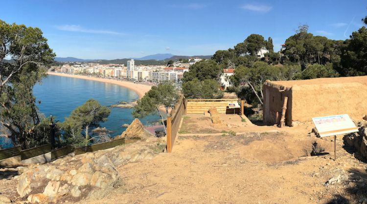 El jaciment del Turó Rodó a Lloret de Mar amb la platja del municipi de fons. ACN