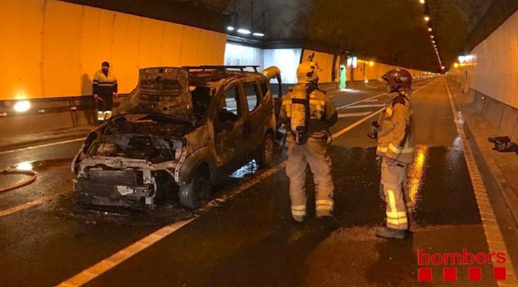 El vehicle incendiat al Túnel del Cadí, completament calcinat