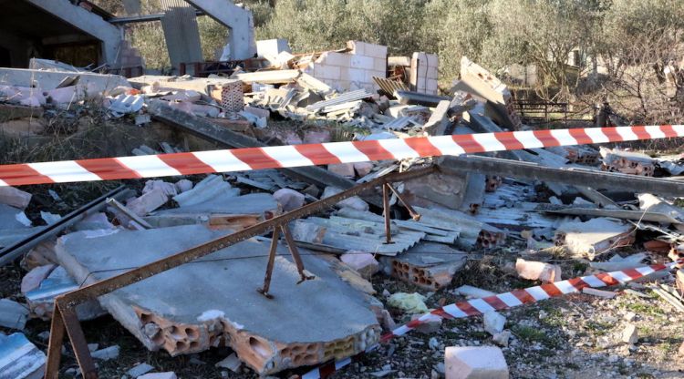 Algunes de les restes d'uralita en una masia de Terrades. ACN