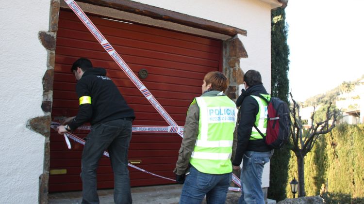 Els escorcolls de les dues cases, situades al carrer Florència de Calonge © ACN