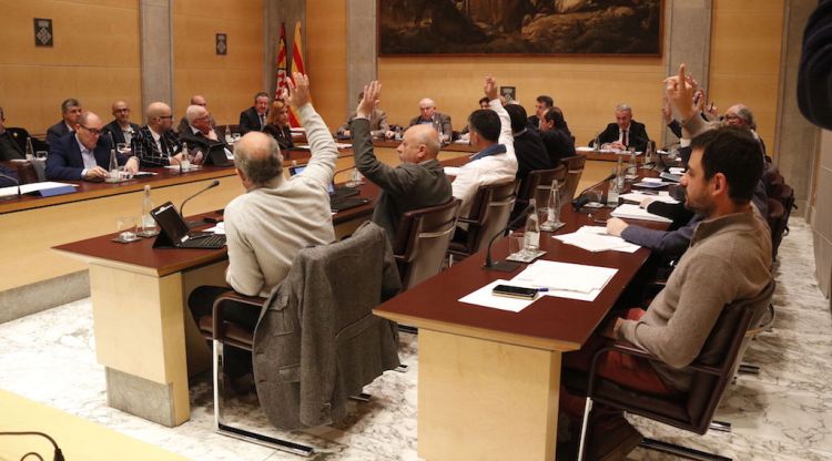 El moment en què els diputats voten la moció contrària a la construcció del MidCat. ACN