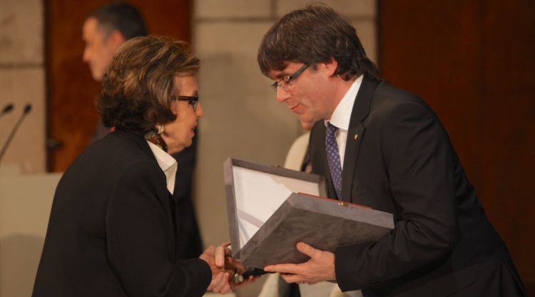 La presidenta del Festival Castell de Peralada, Carme Mateu, recollint la Creu de Sant Jordi el 26 d'abril de 2016. ACN