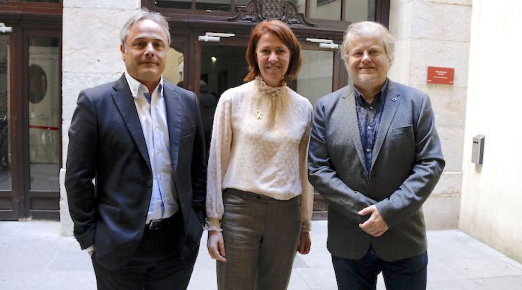 El regidor de Cultura de Girona, Carles Ribas; l'alcaldessa Marta Madrenas i el director editorial del Grup Enderrock, Lluís Gendrau. ACN