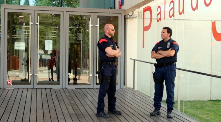 L'entrada del Palau de Justícia de Girona, vigilada per agents dels Mossos d'Esquadra (arxiu). ACN