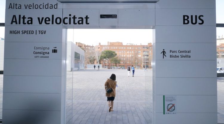 Vista de l'entrada a l'estació subterrània del TAV a Girona des de l'estació de tren convencional. ACN