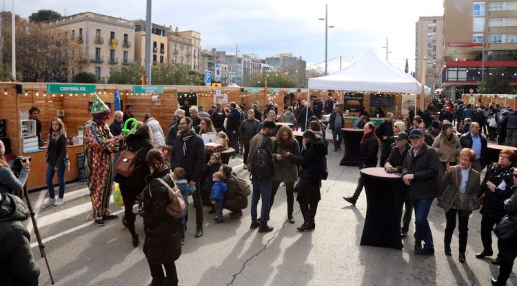 Pla general de la Plaça Catalunya plena de gent aquest matí. ACN