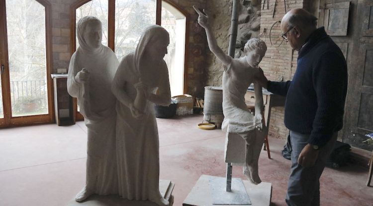 L'escultor Francesc Fajula amb tres de les escultures a mida reduïda per a la Sagrada Família. ACN