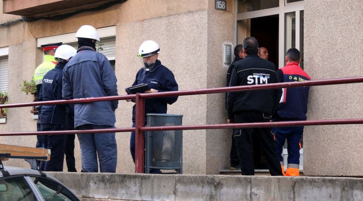 Operaris d'Endesa, Mossos d'Esquadra i Policia Municipal a l'entrada d'un dels blocs durant l'operatiu contra el frau elèctric a Vila-roja. ACN