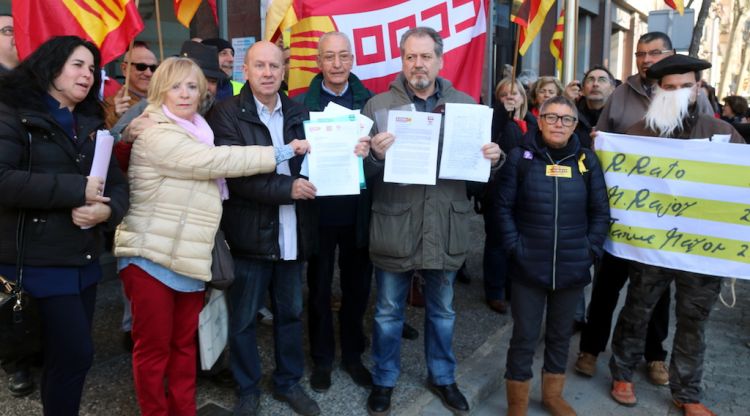 Representants de CCOO, la UGT i membres de la plataforma unitària aquest matí. ACN