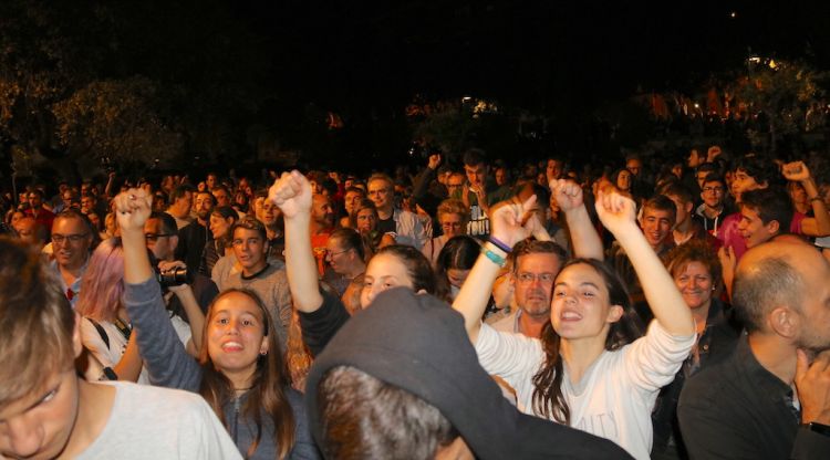 Un grup de concentrats davant el Ramon Muntaner durant la jornada de l'1-O. ACN