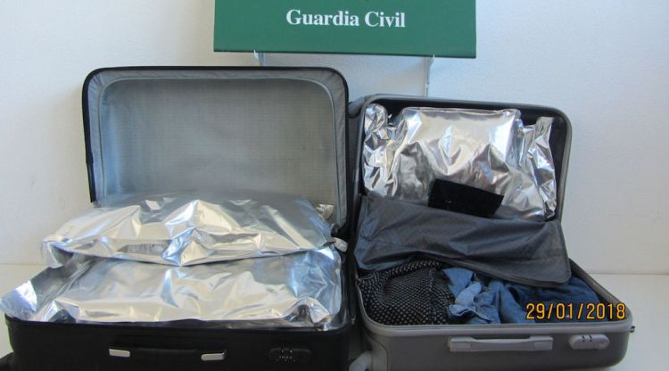 Les maletes amb la droga que la Guàrdia Civil va descobrir en un conductor a la Jonquera. ACN
