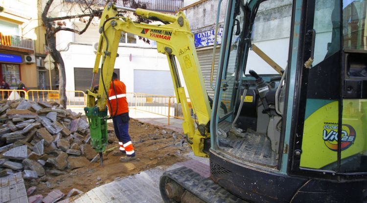 Un operari treballant a les obres del Pla de Barris de Blanes. Aj. de Blanes