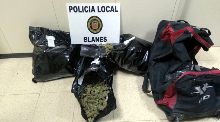 Els paquets de marihuana i la bossa esportiva on els detinguts amagaven la droga